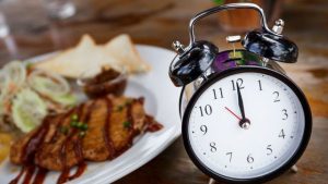 5 waktu Jam Makan yang Baik untuk Penderita Asam Lambung
